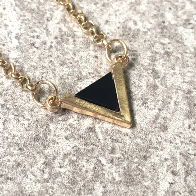 BLACK TRIANGLE MULTI LAYER SHORT CHOKER NECKLACE