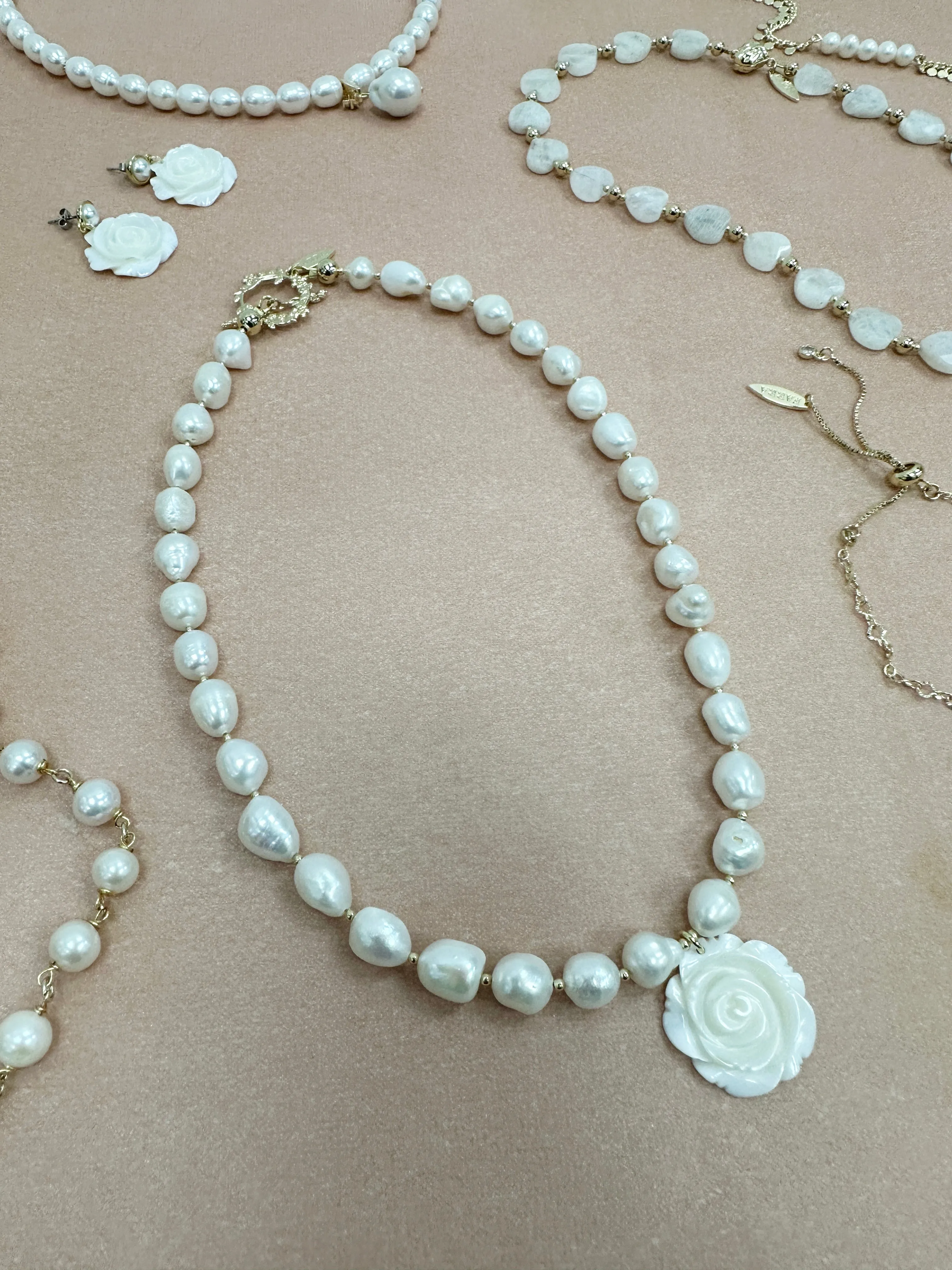 Freshwater Pearls With Rose Pendant Choker Necklace LN062