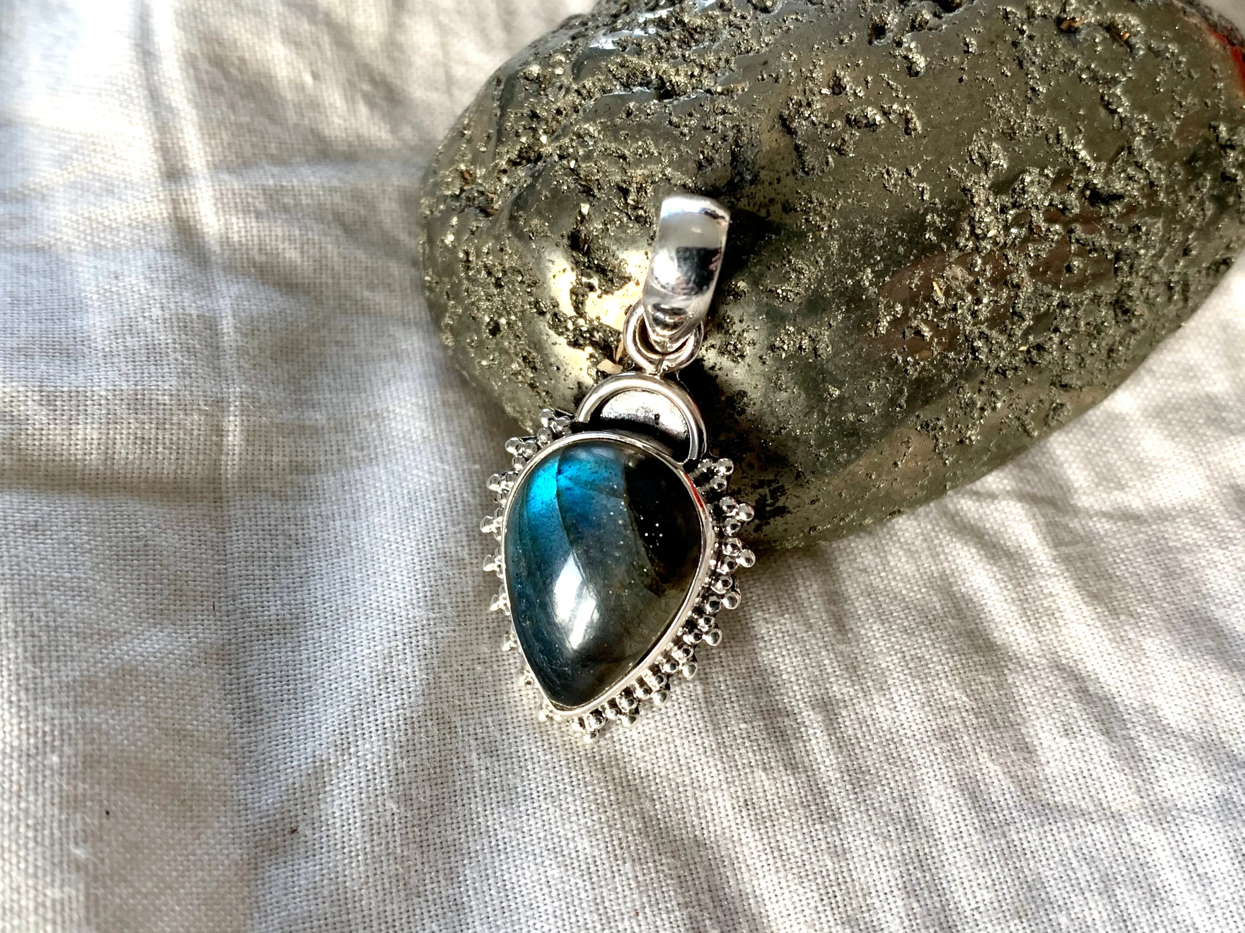 Labradorite Medium Lux Pendant