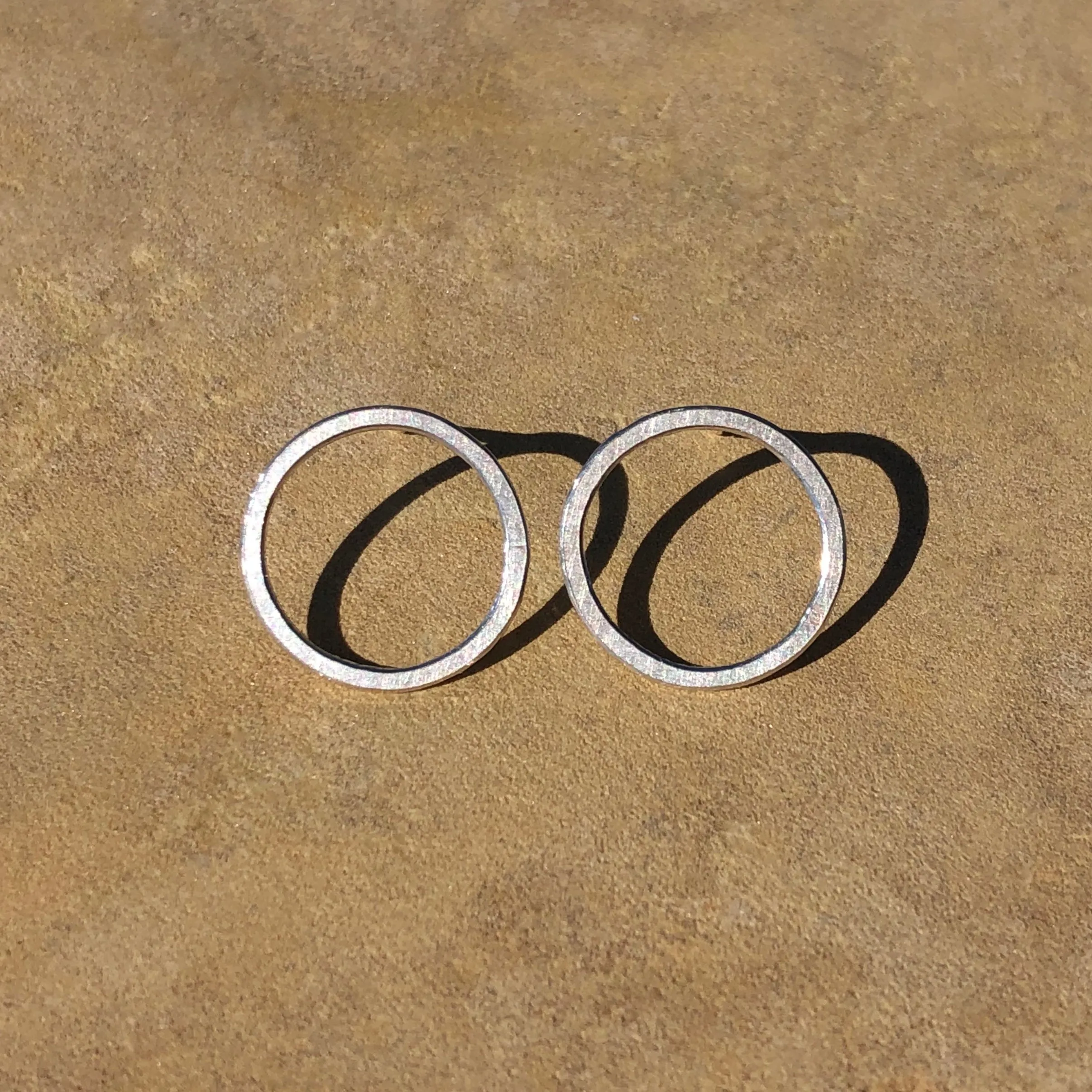 Medium circle earrings in sterling silver