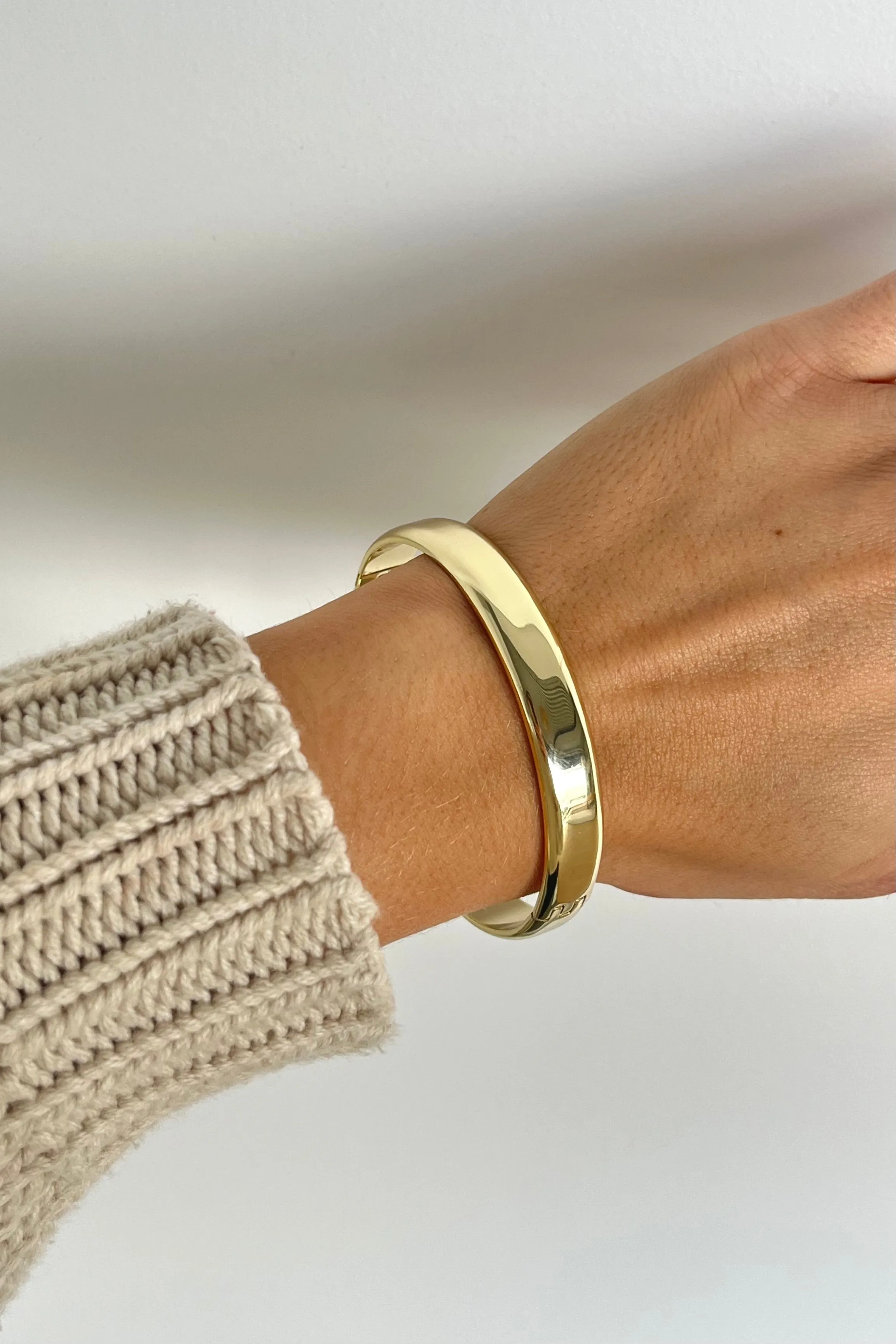 Elegant Solid Gold Plated Bangle - Stylish and Durable Fashion Accessory