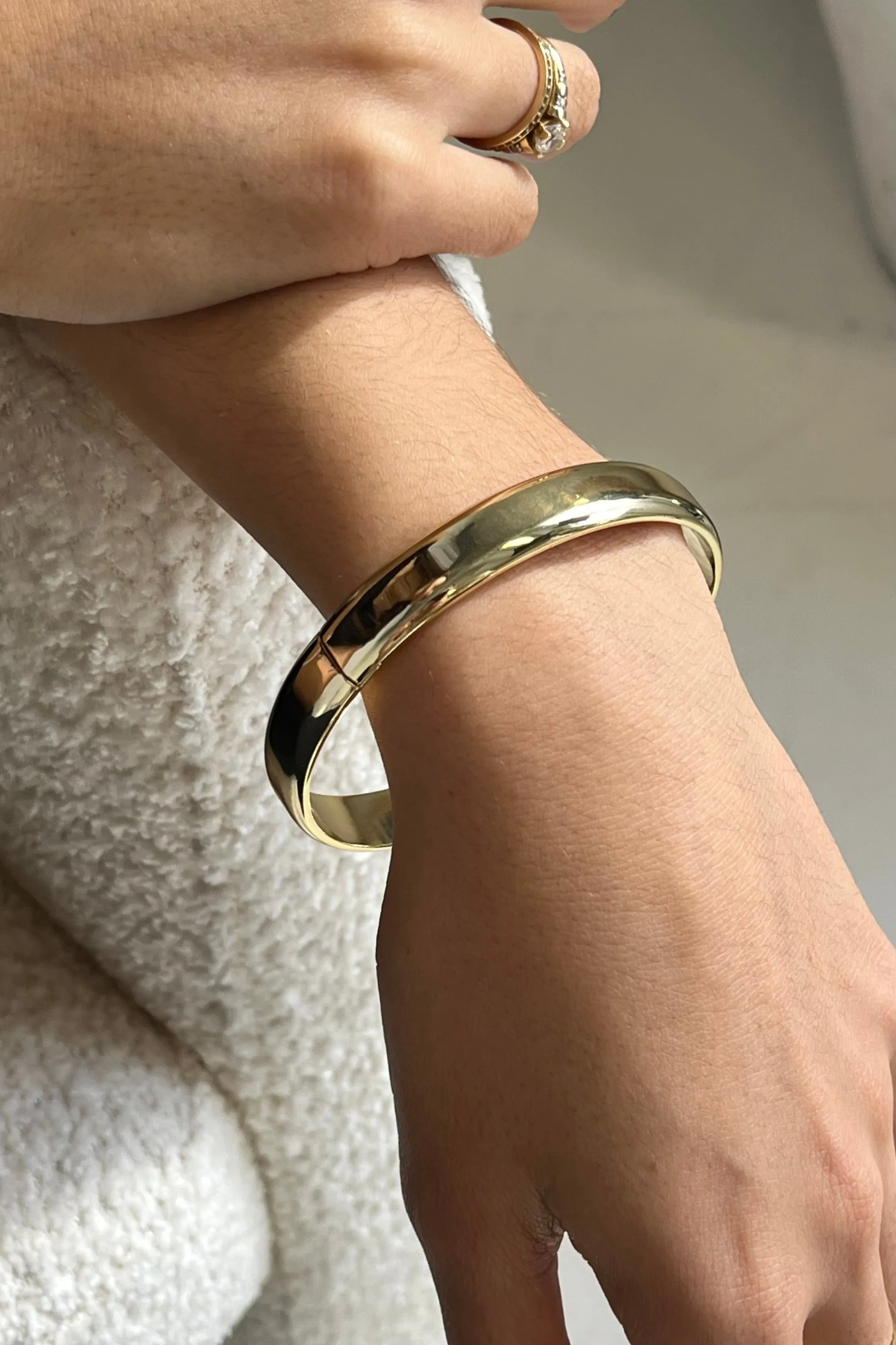 Elegant Solid Gold Plated Bangle - Stylish and Durable Fashion Accessory